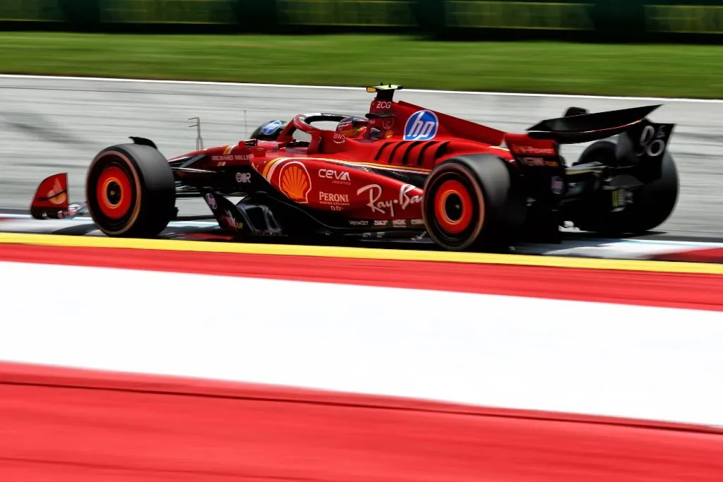 Sainz sugere voltar a assoalho antigo após problemas com atualização da Ferrari