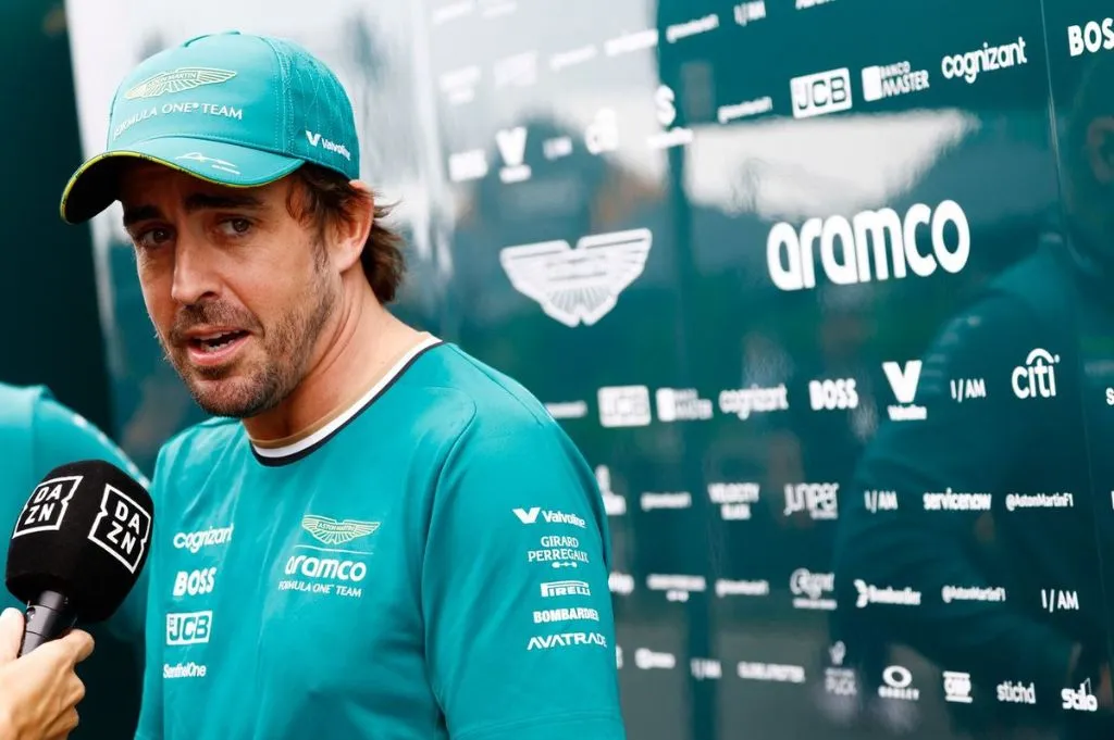 "Eles estão dando passos à frente", diz Alonso sobre a Mercedes