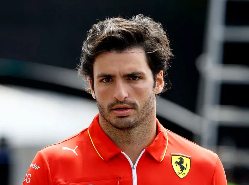 Sainz admite impacto emocional ao ser substituído por Hamilton na Ferrari