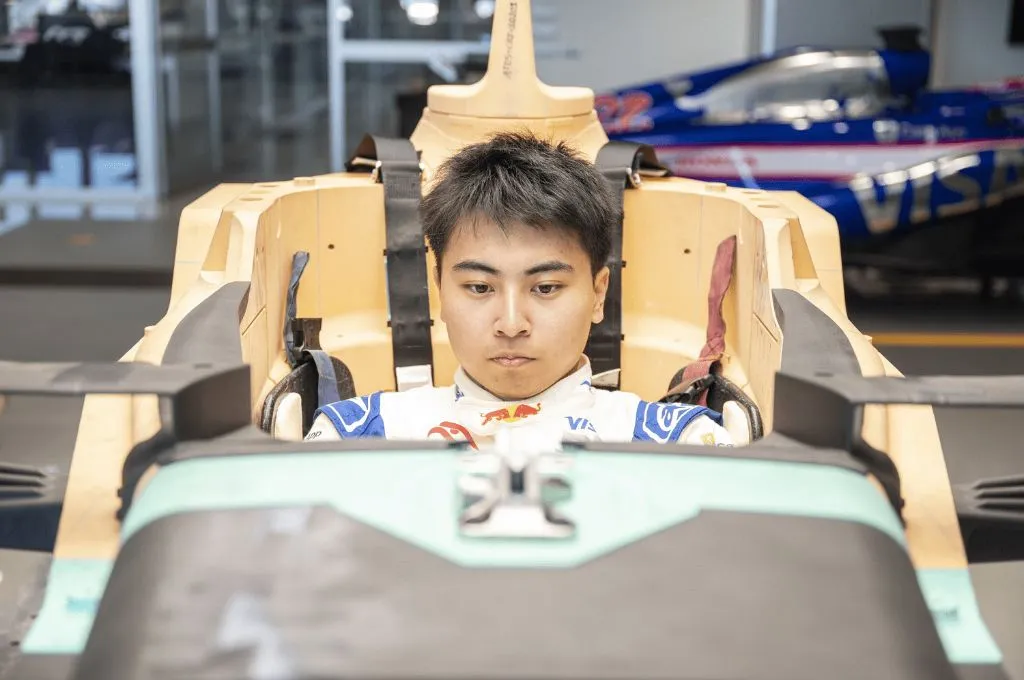 Dupla de japoneses na F1: Ayumu Iwasa assumirá carro de Ricciardo durante TL1 no Japão