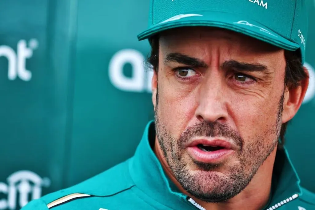 Alonso furioso com punição: "Isso é corrida!"