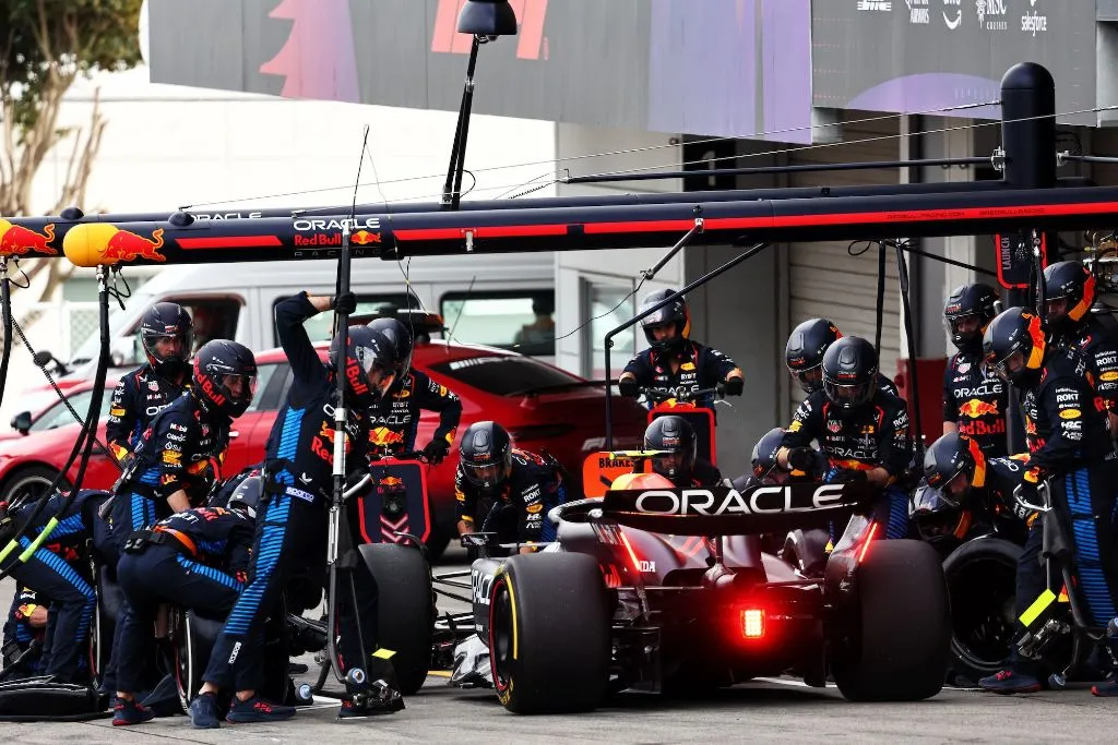 Red Bull domina pit-stops com Verstappen e Perez
