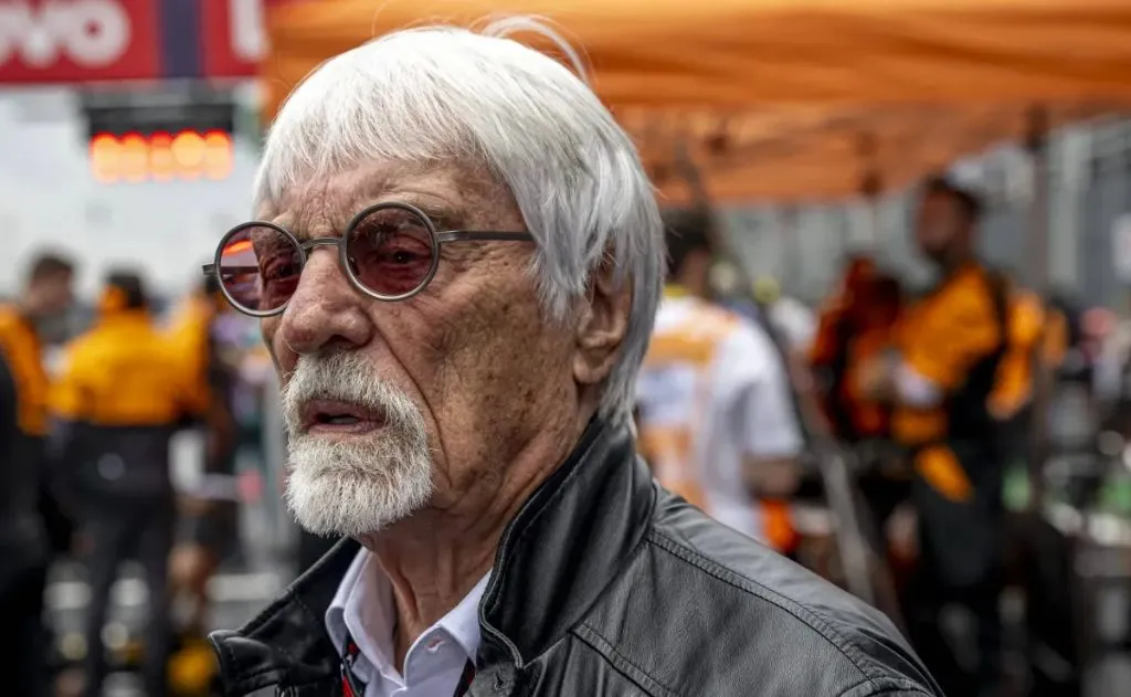 Ecclestone alerta Hamilton sobre possível desafio com Leclerc na Ferrari: "Então ele deve ir embora"