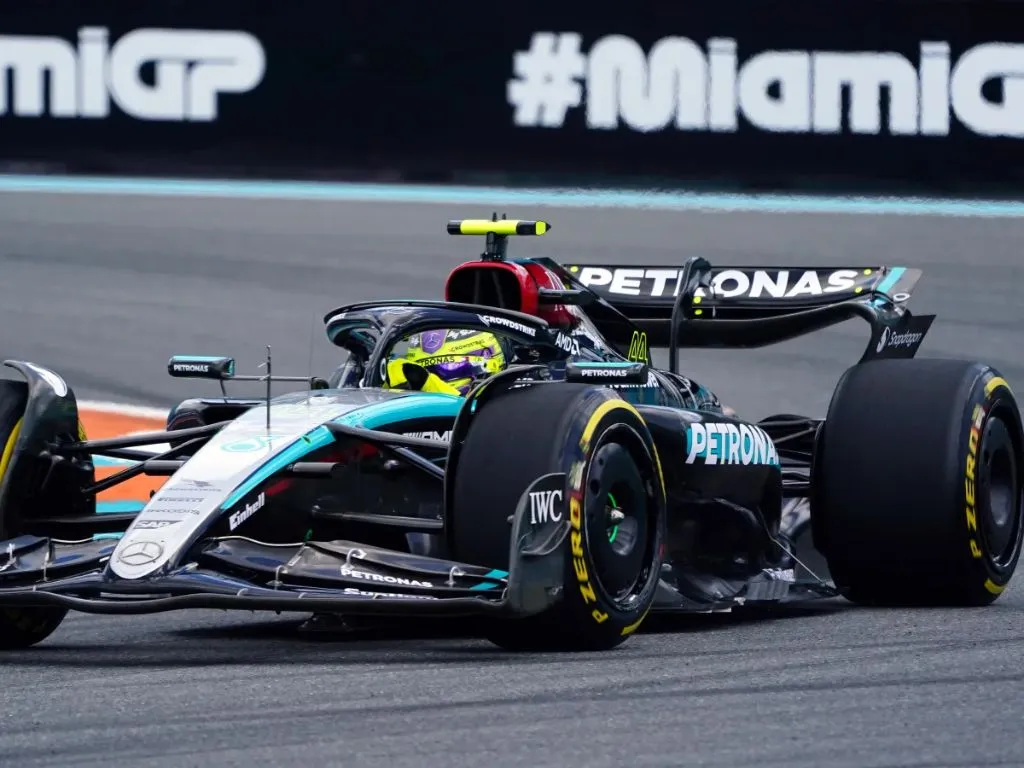 Hamilton está deixando a Mercedes por sentir-se obsoleto, diz Villeneuve