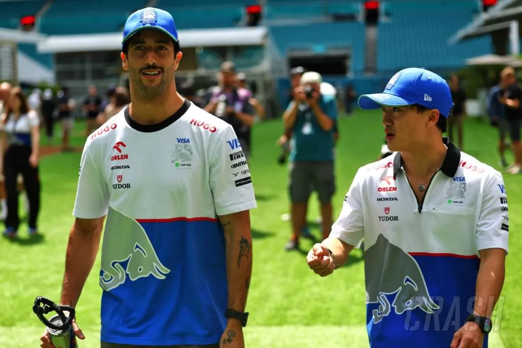 Ricciardo recebe alerta sobre briga por seu futuro na equipe 