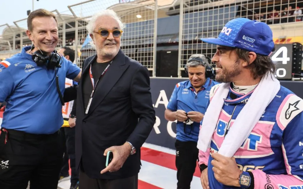 Alonso recebeu proposta da Williams antes de assinar com a Aston Martin, diz Briatore