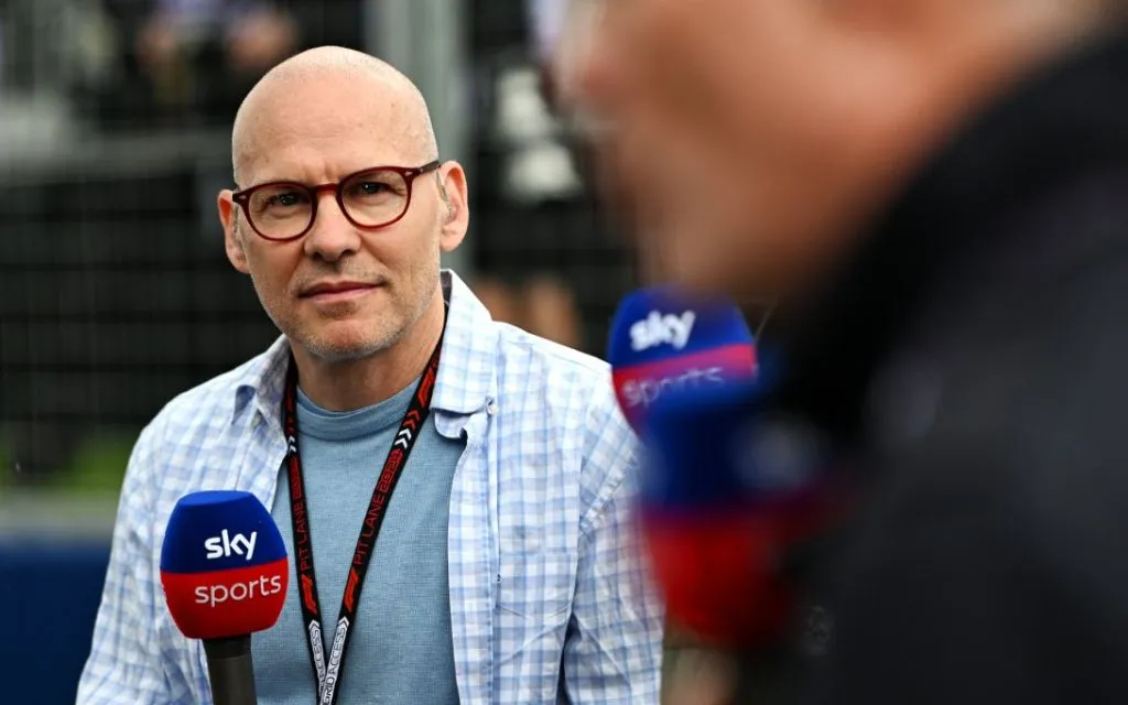 Jacques Villeneuve se revolta com roubo de estátua do pai 