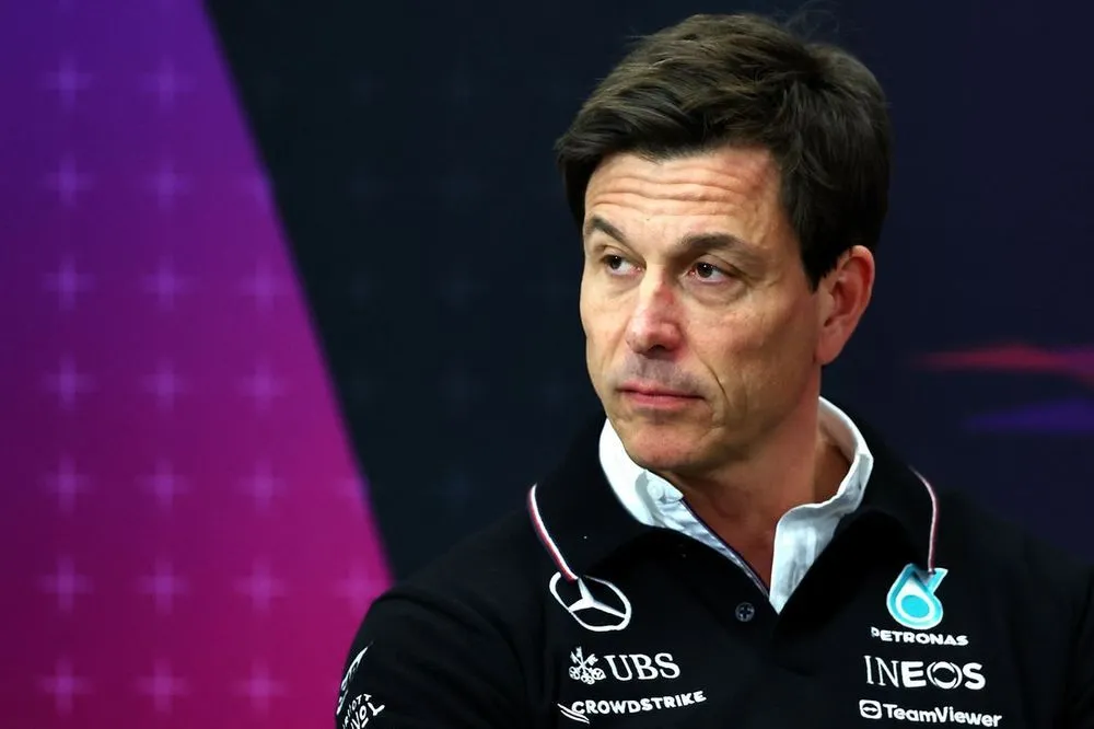 Verstappen confirma Red Bull para 2025, mas Wolff ainda sonha