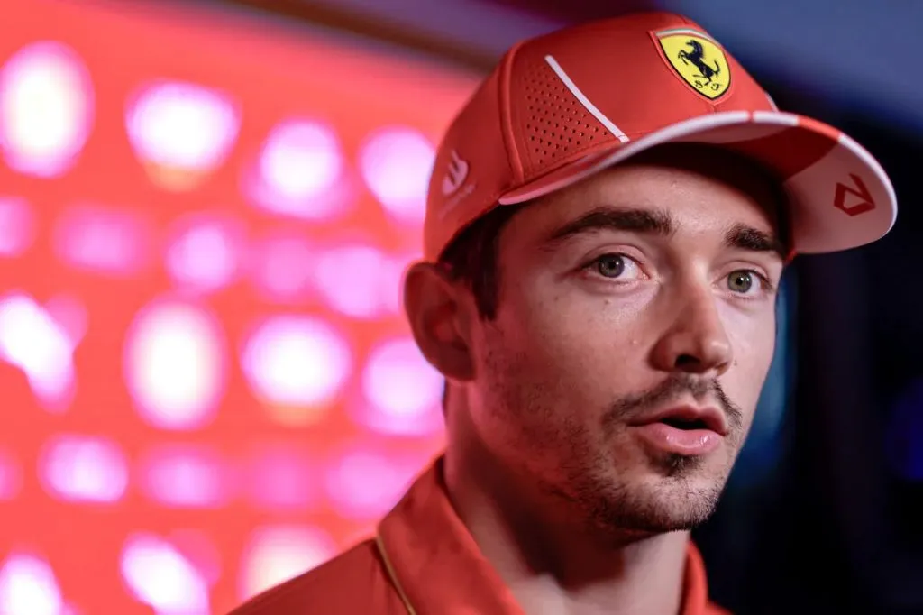 Leclerc apresenta capacete em homenagem a Jules Bianchi