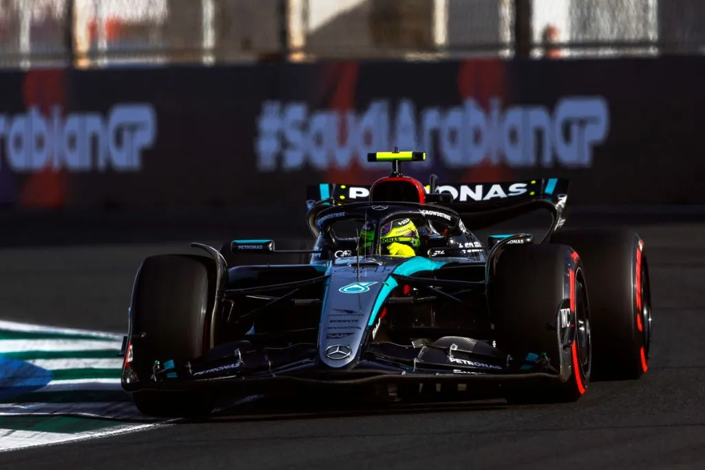 F1: Lewis Hamilton luta contra problemas de configuração em carro na Mercedes
