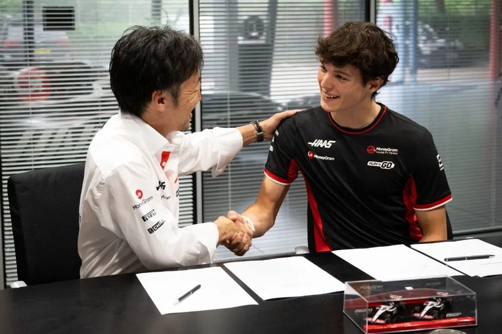 Oliver Bearman comemora contrato com a Haas: "Imensamente orgulhoso"