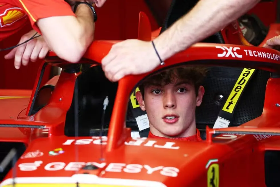Oliver Bearman retorna à pista de testes da Ferrari após estreia na F1: Confira o vídeo!