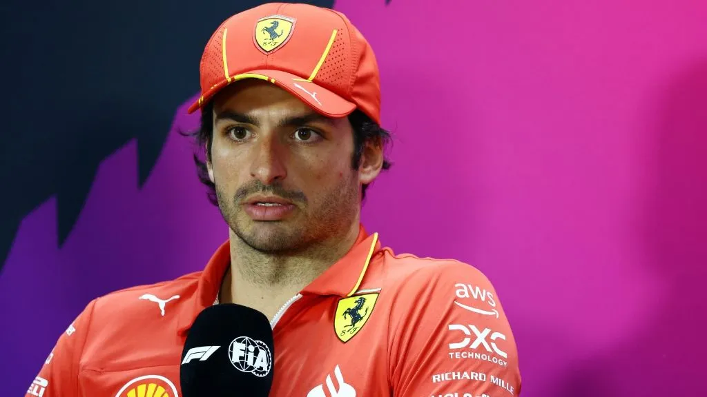 Carlos Sainz destaca diferenças entre Verstappen e Norris no comportamento crítico