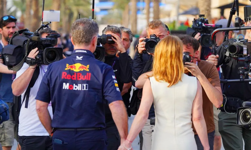 Christian Horner chega de mãos dadas com sua esposa Geri Halliwell para o GP do Bahrein