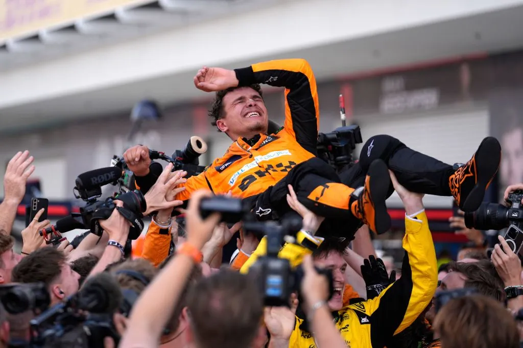 Veja a emoção de Norris com a equipe, ao conquistar sua primeira vitória na F1 em Miami!
