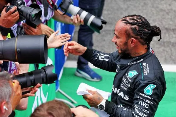 Hamilton comemora primeiro pódio da temporada: "Quase lá"