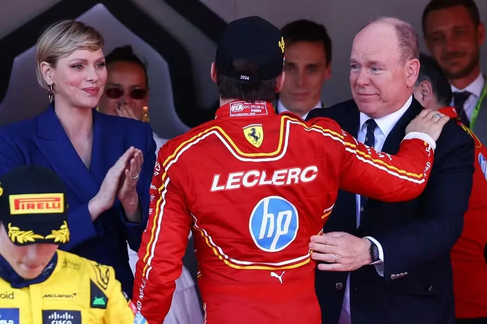 Charles Leclerc faz história ao carregar tocha olímpica em Mônaco