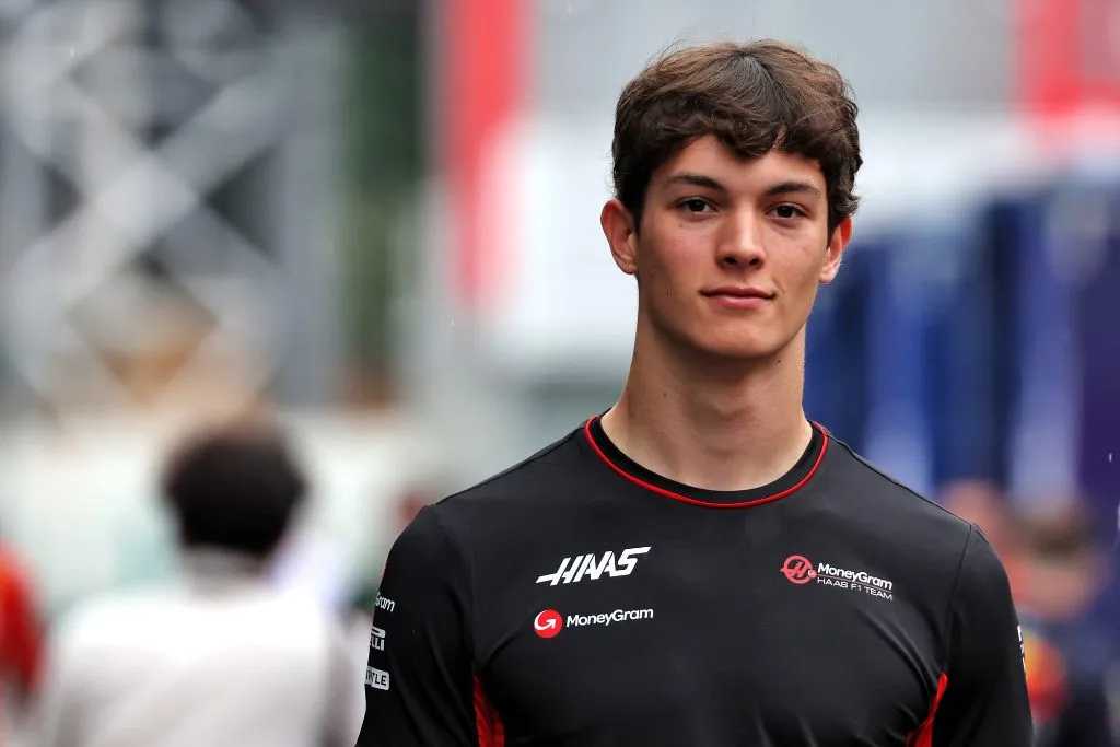 Oliver Bearman confirmado como piloto da Haas para 2025