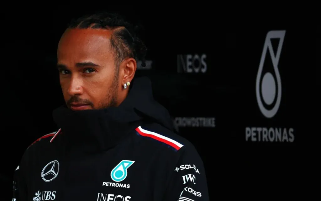 Hamilton confirma envolvimento no desenvolvimento da Mercedes para 2025, mesmo mudando para Ferrari