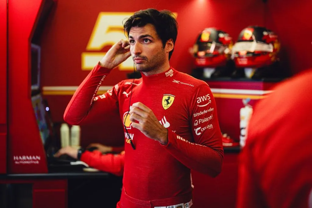  Leclerc sugere que futuro de Carlos Sainz na F1 está em negociação