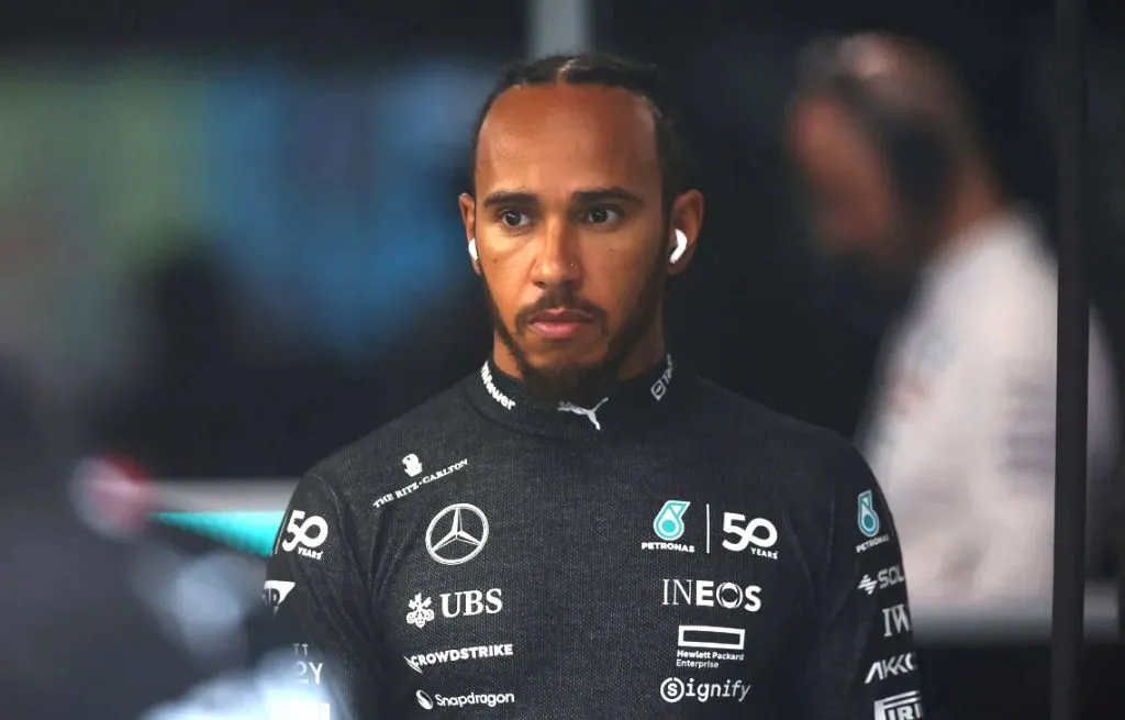 Hamilton revela frustração com decisão da Mercedes no GP de Cingapura