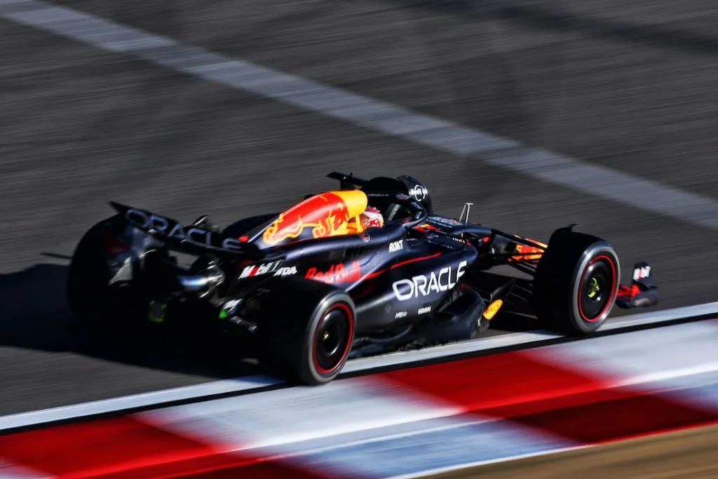 Verstappen mostra descontentamento com seu RB20 no Bahrein: "Tudo está uma porcaria"